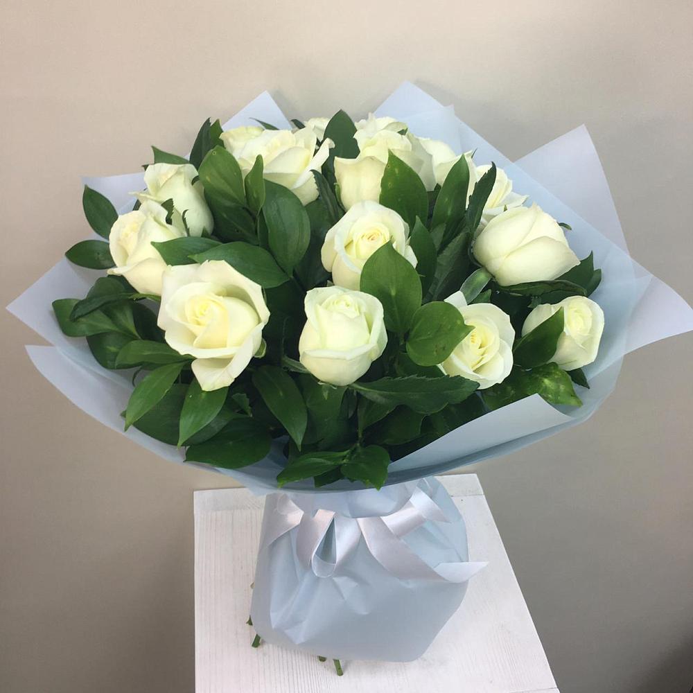 Букет 15 Белых роз Проуд в Поселок имени Тельмана