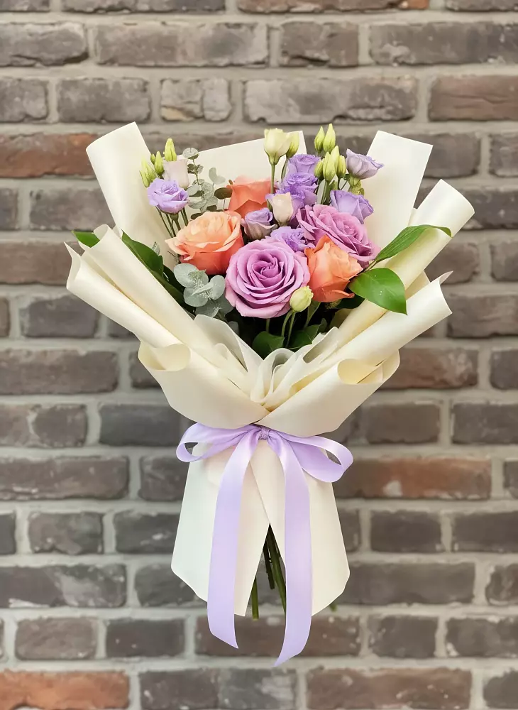 Букет цветов из: Лизиантусы и Розы в Поселок имени Тельмана