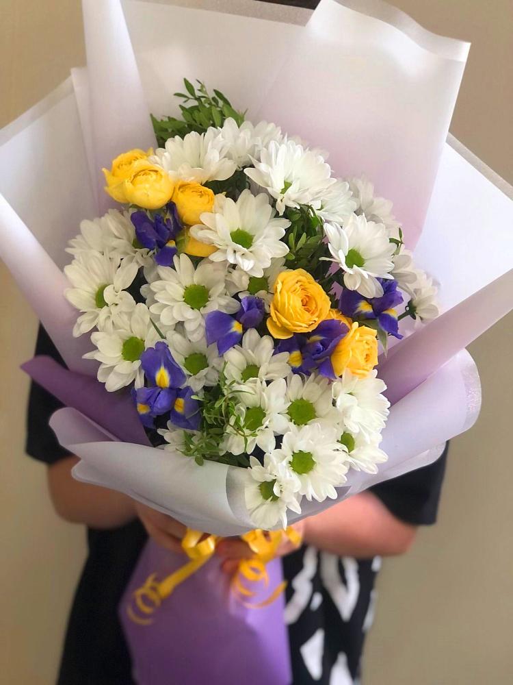 Букет цветов из: Ирисы, Хризантемы и Розы в Поселок имени Тельмана