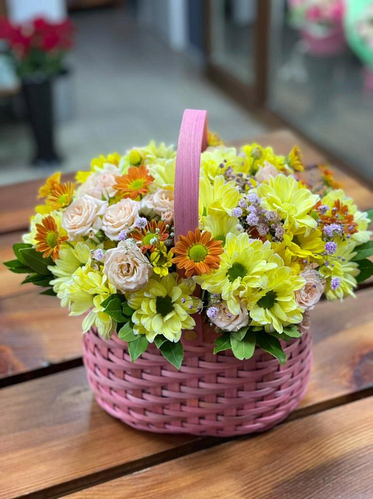 Цветочная композиция из Хризантемы и Розы в корзине в Поселок имени Тельмана