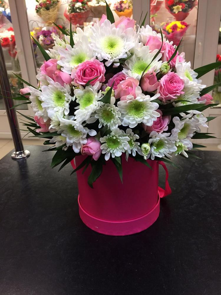 Цветочная композиция из Розы и Хризантемы в шляпной коробке в Поселок имени Тельмана