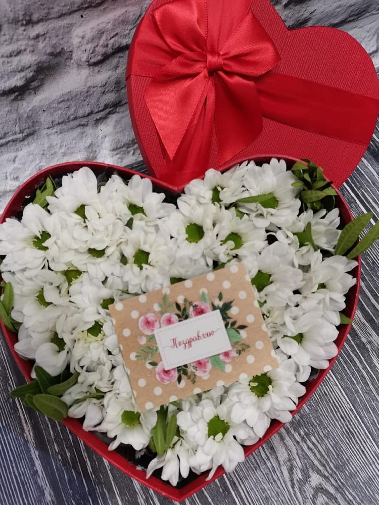 Цветочная композиция из Хризантемы в виде сердца в Поселок имени Тельмана