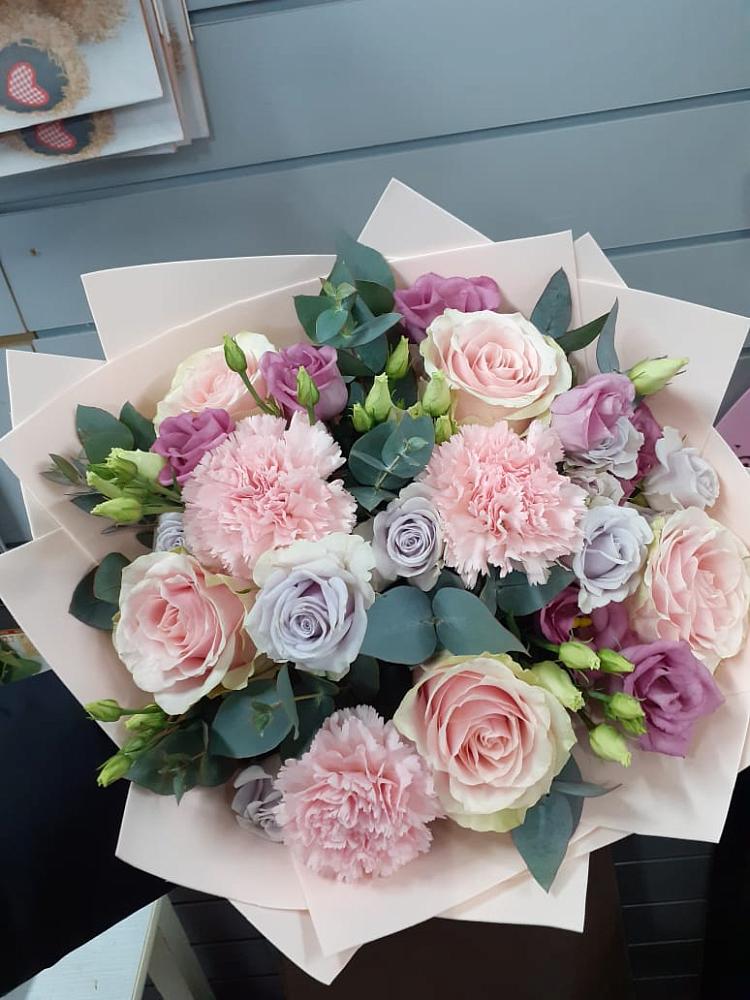 Букет цветов из: Розы, Гвоздики и Лизиантусы в Поселок имени Тельмана