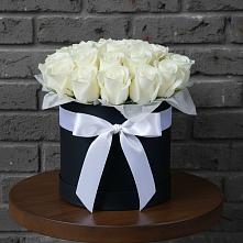 Цветочная композиция из Розы в шляпной коробке в Поселок имени Тельмана